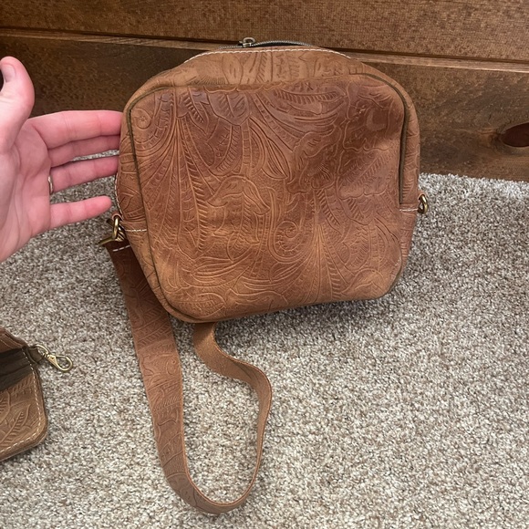 Handmade/ hand tooled leather sling/crossbody bag - Picture 3 of 4